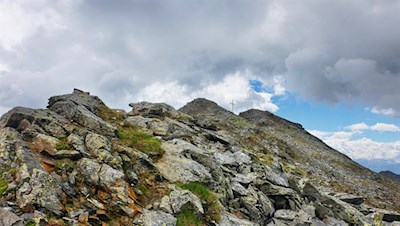 Der steinige Grat zwischen Schrotthorn und Leierspitz