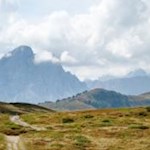 Im Hintergrund erhebt sich der markante Peitlerkofel