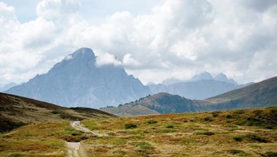 Im Hintergrund erhebt sich der markante Peitlerkofel