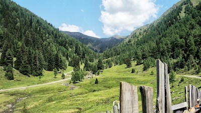 Herrliche Ausblicke lassen uns kurz absteigen