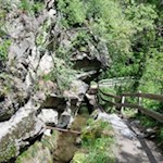 Kurze Passagen des Maiser Waalweges schmiegen sich eng an die Felswände