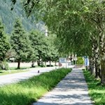 Hinter dem Hotel "Wiesnerhof" zweigt der asphaltierte Rad- und Spazierweg in Richtung Sterzing ab