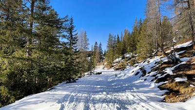 Through the crunching snow to the Rifugio di Vallandro mountain hut