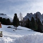 Blick auf die schneebedeckten Geislerspitzen von der Kaserill Alm