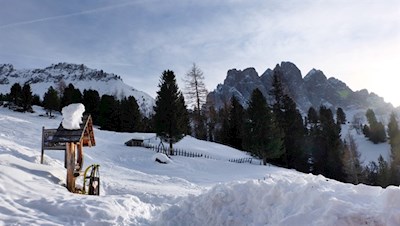 Blick auf die schneebedeckten Geislerspitzen von der Kaserill Alm