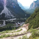 Steil und in zahlreichen Serpentinen windet sich der Weg von Pederü zum Almdorf Fodara Vedla