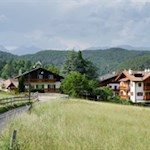 Von Kastelruth führt der anfangs noch asphaltierte Weg Nr. 6 in Richtung Seis