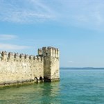 Le onde che lambiscono dolcemente le mura merlate del castello di Sirmione