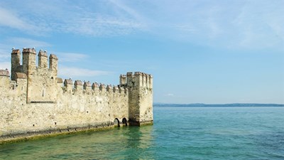 Leise schlagen die Wellen an die zinnenbekrönten Mauern der Scaligerburg in Sirmione