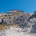Incorniciato da rocce bianche si presenta il rifugio Fonda Savio