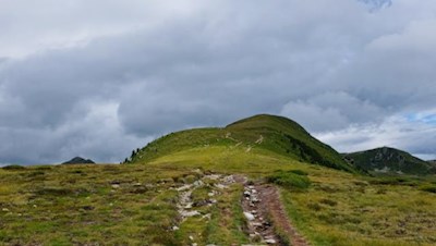 Schon von Weitem sichtbar - das Gipfelkreuz auf dem Sambock