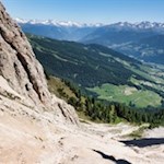 Über die kalkweiße Schutthalde auf die Dreifingerscharte