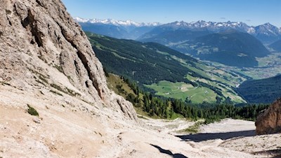 Über die kalkweiße Schutthalde auf die Dreifingerscharte