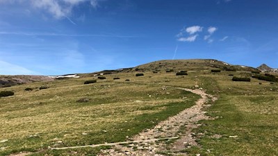 Sanft zieht sich der Wanderweg zum Latzfonser Kreuz