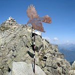 Der Kleine Ifinger wird von einem Metalladler gekrönt