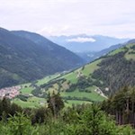 Während des Anstiegs zur Kreuzwiesenalm eröffnen sich schöne Ausblicke auf Lüsen