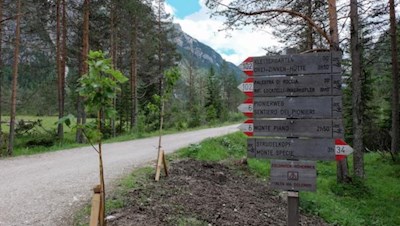 Der Anstieg zur Drei Zinnen Hütte ist mit 3:10 h ausgeschildert