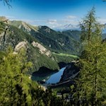 Rückwärtsgewandter Blick auf den Pragser Wildsee