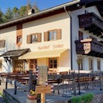 Auf dem Weg zu den Erdpyramiden verlockt der Gasthof Locher zur Einkehr