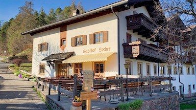 Auf dem Weg zu den Erdpyramiden verlockt der Gasthof Locher zur Einkehr