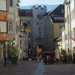 Die-kopfsteingepflasterte-Stadtgasse