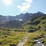 Im Hintergrund ragen mächtige Dreitausender in die Höhe