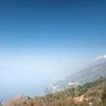 In der Ferne taucht der schneebedeckte Monte Baldo auf