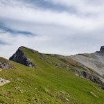 Über weiche Grasmatten zum Gipfelaufbau des Col dala Pieres