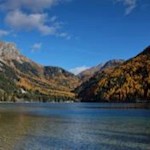 Im linden Licht der Herbstsonne schillert der Antholzer See in den schönsten Farben