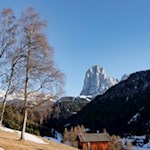 Im Hintergrund erhebt sich der markante Langkofel