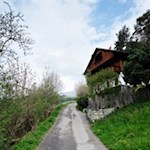 Das letzte Wegestück führt an Häusern und Gehöften vorbei