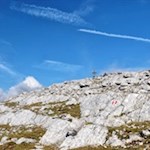 Das Gipfelkreuz des Muntejela de Senes rückt in greifbare Nähe