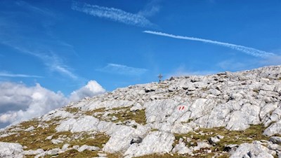 Das Gipfelkreuz des Muntejela de Senes rückt in greifbare Nähe