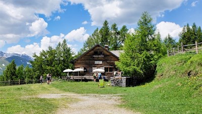 In der Hühnerspielhütte werden hausgemachte, biozertifizierte Gaumenfreuden serviert