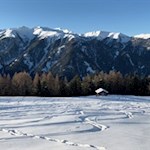 Skitourengeher haben ihre Spuren im weichen Schnee hinterlassen