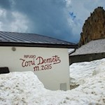 Zwischen dem Langkofel und der Fünffingerspitze thront die Toni-Demetz-Hütte