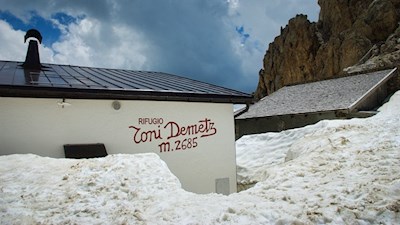 Zwischen dem Langkofel und der Fünffingerspitze thront die Toni-Demetz-Hütte