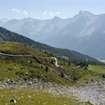 Rückwärtsgewandter Blick auf den Anstiegsweg