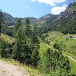 Sanft fällt der Weg zur Vallmingalm ab