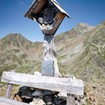 Gipfelkreuz und Aussichtsbank des Bramstaller