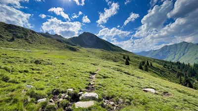 Anstieg auf das vor uns aufragende Saxenle