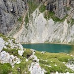 Den felsumschlossenen Boèsee soll laut Sage ein furchteinflößender Drache bewohnen...