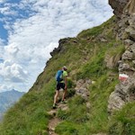Über steil abfallende Hänge zum Pfurnsee