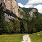 Im kaum merklichen Anstieg zum Berggasthaus Pederü