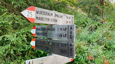 Der Anstieg zur Kerschbaumeralm ist mit 1:20 h ausgeschildert