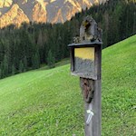 Der Rückweg wird von Kreuzwegstationen umsäumt