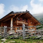 Die rustikale Kühberg Alm unterhalb der Kofelraster Seen