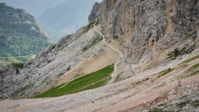 Chi lo desidera può anche prendere il sentiero che si dirama a destra sulla via del ritorno