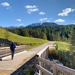 Hinter der Seilbahn Piz Sorega geht die Wanderung in einen breiten Wanderweg über