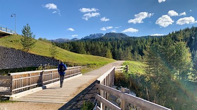 Hinter der Seilbahn Piz Sorega geht die Wanderung in einen breiten Wanderweg über